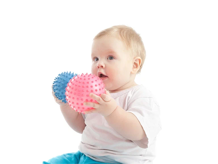 małe dziecko bawiąca się piłkami